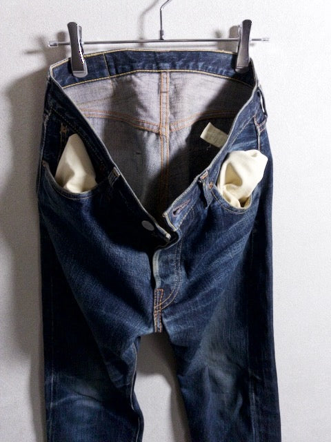 F.O.B FACTORY DENIM MFG. & CO. - 美しい色落ちとエイジングが際立つテーパードデニムパンツ