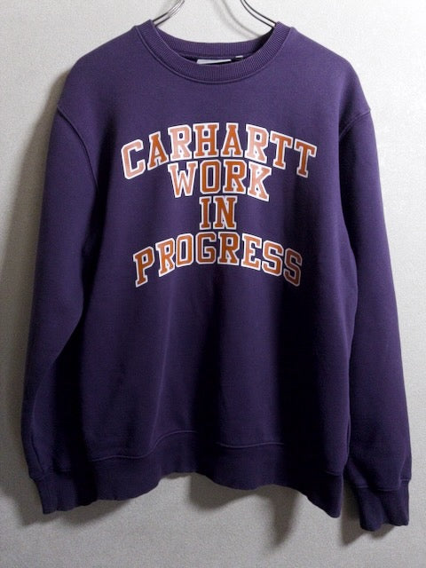 Carhartt - フロントロゴプリントが施されたパープルスウェット