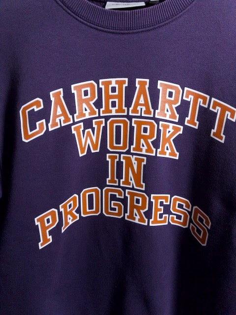 Carhartt - フロントロゴプリントが施されたパープルスウェット