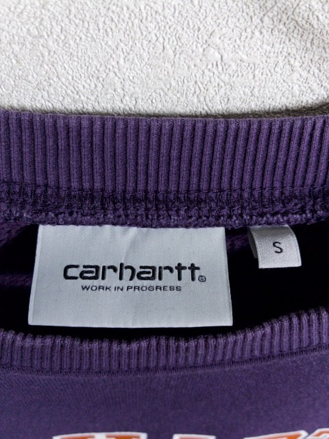 Carhartt - フロントロゴプリントが施されたパープルスウェット