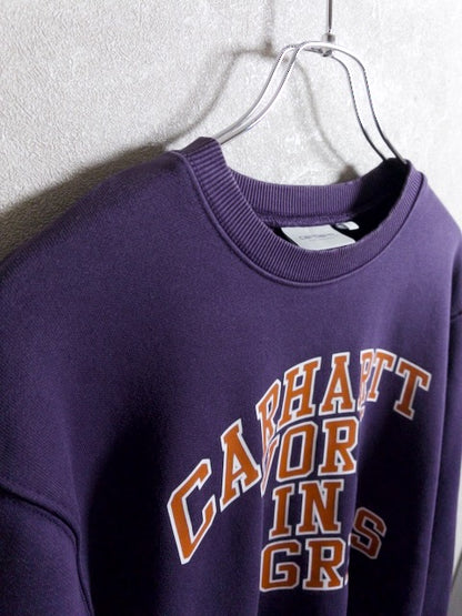 Carhartt - フロントロゴプリントが施されたパープルスウェット
