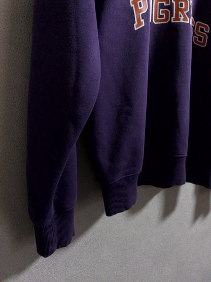 Carhartt - フロントロゴプリントが施されたパープルスウェット