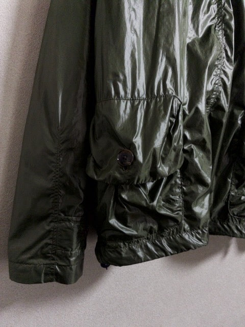 Paul Smith - 多数のポケットを備えたカーキの光沢ナイロンパーカー