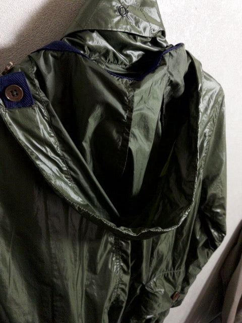 Paul Smith - 多数のポケットを備えたカーキの光沢ナイロンパーカー