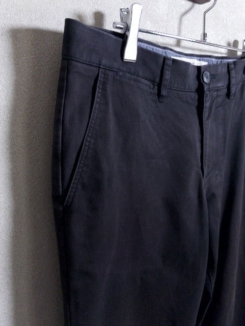 Lacoste - ローライズテーパードシルエットの黒スリムフィットパンツ