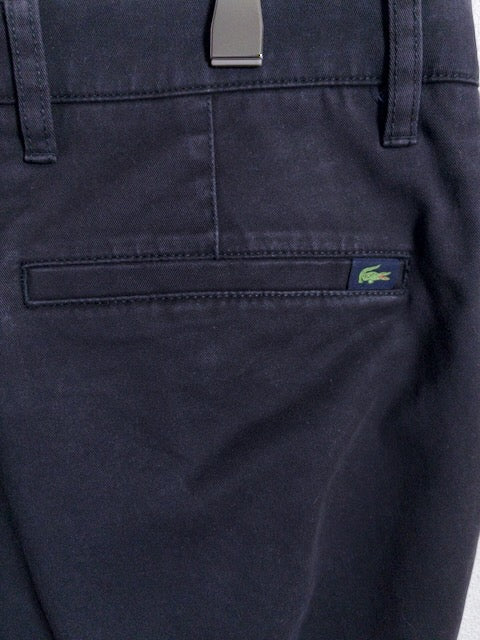 Lacoste - ローライズテーパードシルエットの黒スリムフィットパンツ