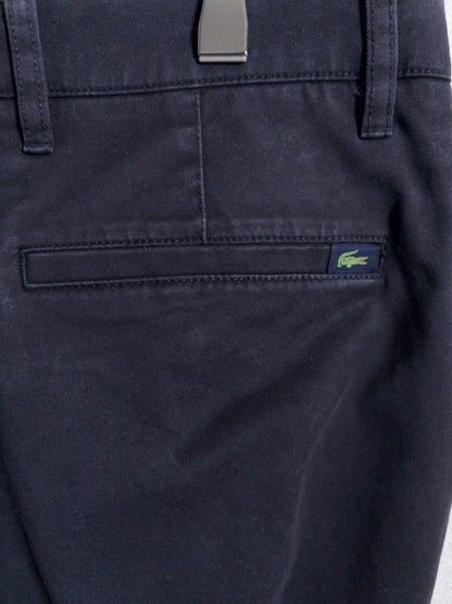 Lacoste - ローライズテーパードシルエットの黒スリムフィットパンツ