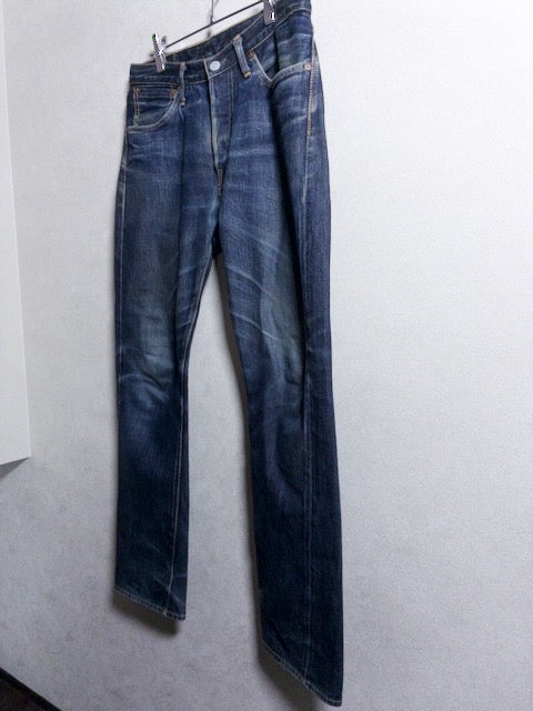 F.O.B FACTORY DENIM MFG. & CO. - 美しい色落ちとエイジングが際立つテーパードデニムパンツ