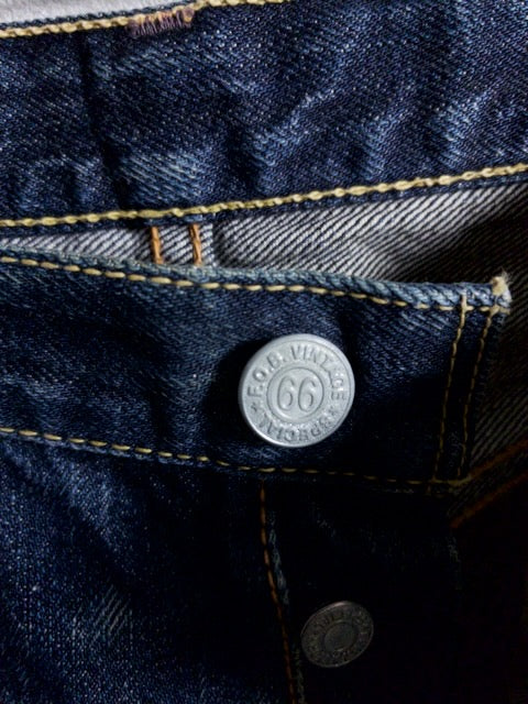 F.O.B FACTORY DENIM MFG. & CO. - 美しい色落ちとエイジングが際立つテーパードデニムパンツ
