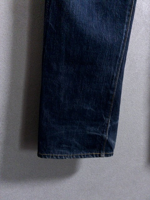 F.O.B FACTORY DENIM MFG. & CO. - 美しい色落ちとエイジングが際立つテーパードデニムパンツ