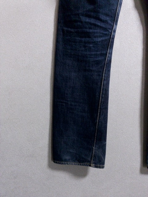 F.O.B FACTORY DENIM MFG. & CO. - 美しい色落ちとエイジングが際立つテーパードデニムパンツ