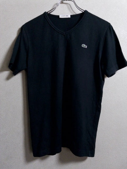Lacoste - 国内生産によるワンポイントロゴVネックTシャツ