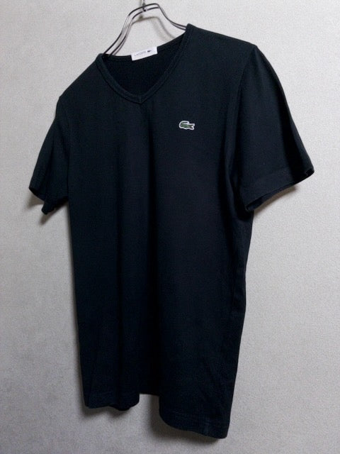 Lacoste - 国内生産によるワンポイントロゴVネックTシャツ
