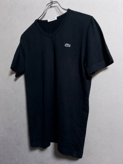 Lacoste - 国内生産によるワンポイントロゴVネックTシャツ