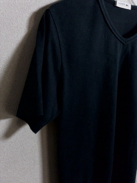 Lacoste - 国内生産によるワンポイントロゴVネックTシャツ