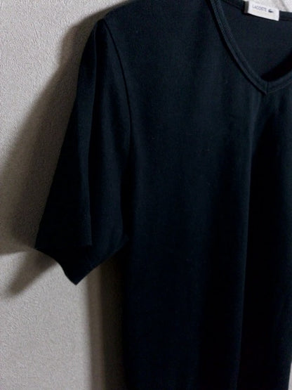 Lacoste - 国内生産によるワンポイントロゴVネックTシャツ
