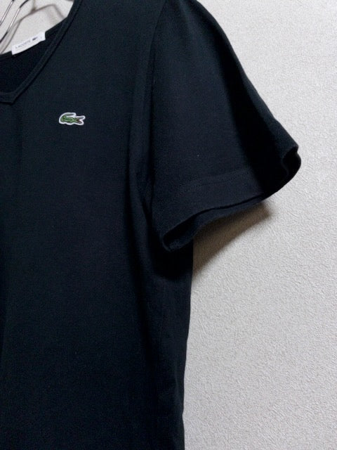 Lacoste - 国内生産によるワンポイントロゴVネックTシャツ