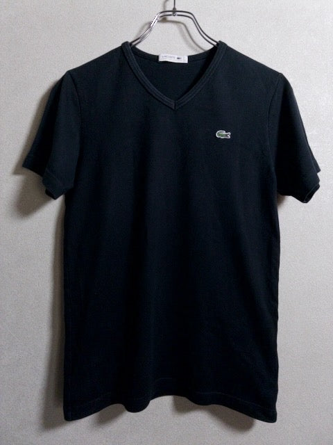 Lacoste - 国内生産によるミニマルな黒のVネックTシャツ