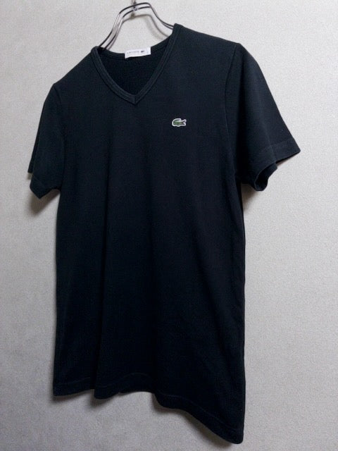 Lacoste - 国内生産によるミニマルな黒のVネックTシャツ