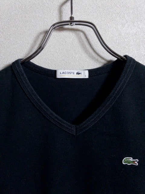 Lacoste - 国内生産によるミニマルな黒のVネックTシャツ