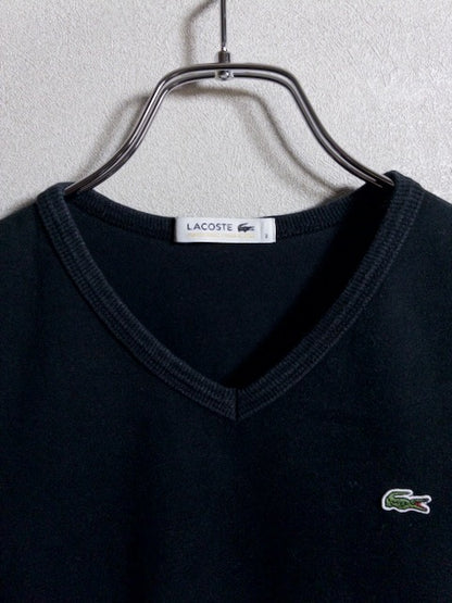 Lacoste - 国内生産によるミニマルな黒のVネックTシャツ