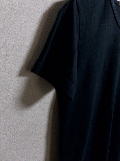 Lacoste - 国内生産によるミニマルな黒のVネックTシャツ