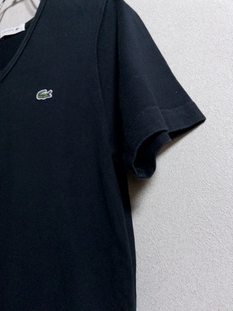 Lacoste - 国内生産によるミニマルな黒のVネックTシャツ