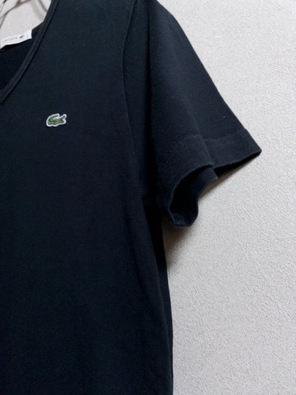 Lacoste - 国内生産によるミニマルな黒のVネックTシャツ