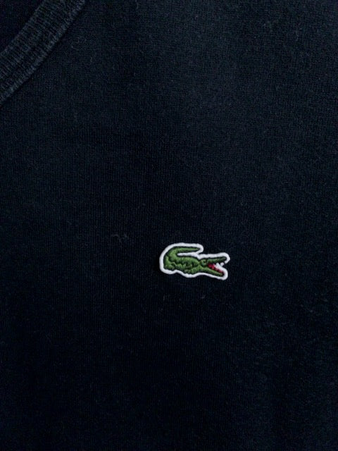 Lacoste - 国内生産によるミニマルな黒のVネックTシャツ