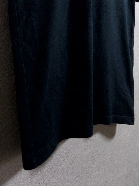 Lacoste - 国内生産によるミニマルな黒のVネックTシャツ