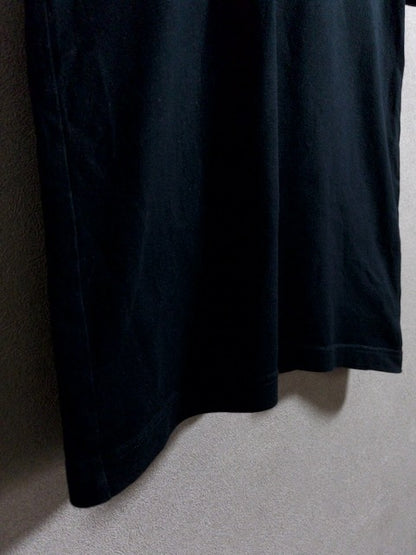 Lacoste - 国内生産によるミニマルな黒のVネックTシャツ