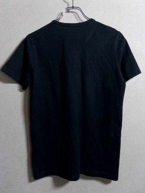 Lacoste - 国内生産によるミニマルな黒のVネックTシャツ