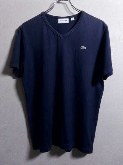 Lacoste - 日本製スリムフィット仕様のネイビーVネックTシャツ