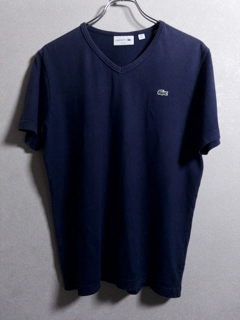 Lacoste - 日本製スリムフィット仕様のネイビーVネックTシャツ