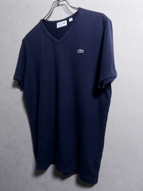 Lacoste - 日本製スリムフィット仕様のネイビーVネックTシャツ