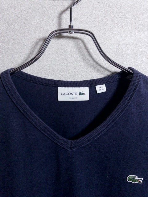 Lacoste - 日本製スリムフィット仕様のネイビーVネックTシャツ