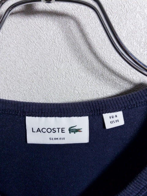 Lacoste - 日本製スリムフィット仕様のネイビーVネックTシャツ