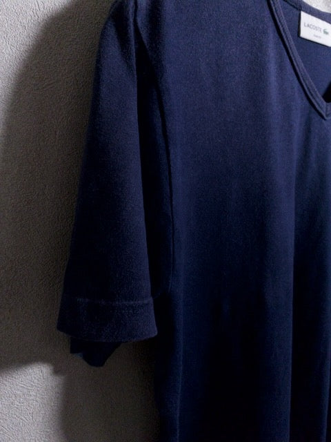 Lacoste - 日本製スリムフィット仕様のネイビーVネックTシャツ