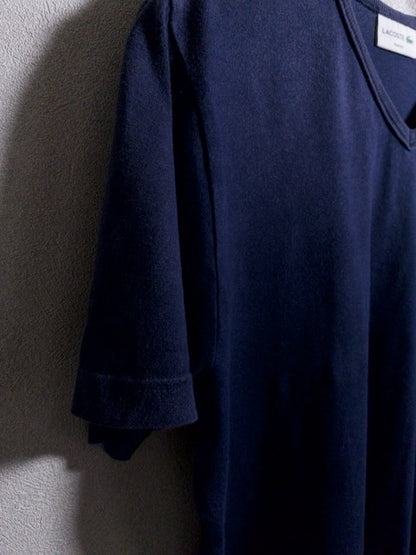 Lacoste - 日本製スリムフィット仕様のネイビーVネックTシャツ