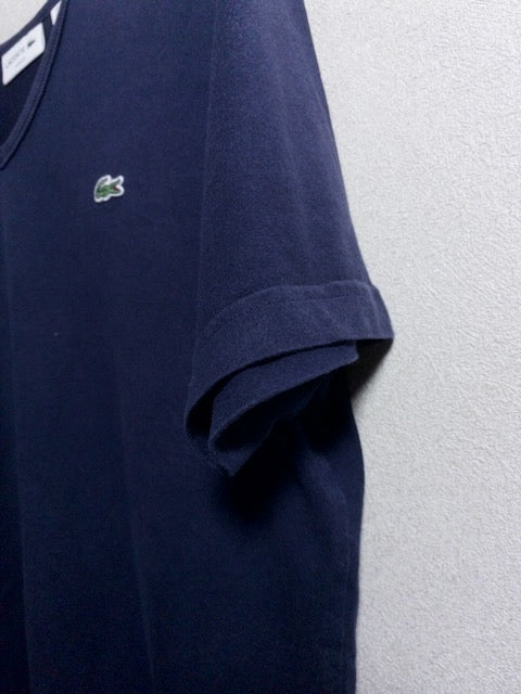 Lacoste - 日本製スリムフィット仕様のネイビーVネックTシャツ