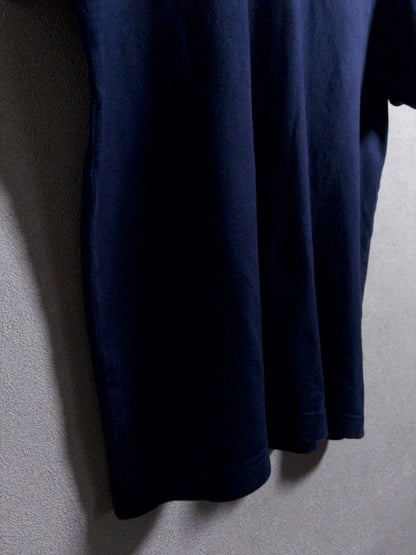 Lacoste - 日本製スリムフィット仕様のネイビーVネックTシャツ