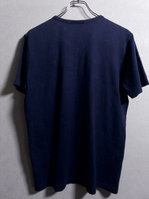 Lacoste - 日本製スリムフィット仕様のネイビーVネックTシャツ