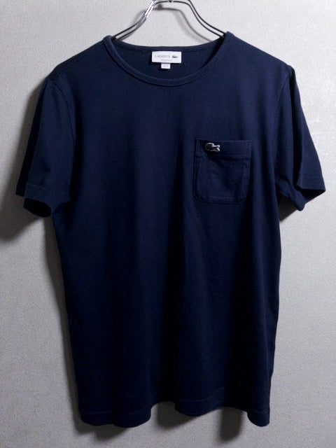 Lacoste - 胸ポケットを配したネイビー半袖Tシャツ