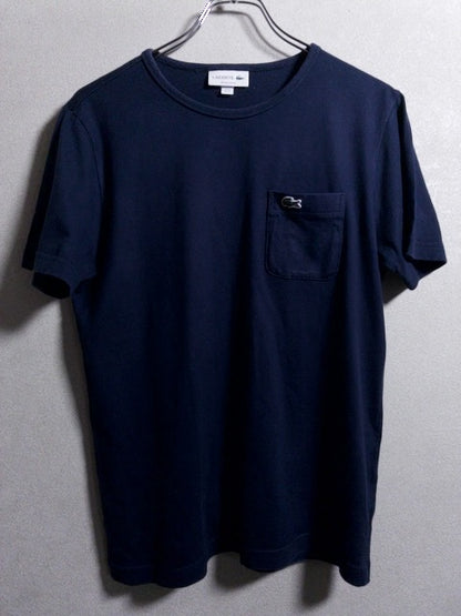 Lacoste - 胸ポケットを配したネイビー半袖Tシャツ