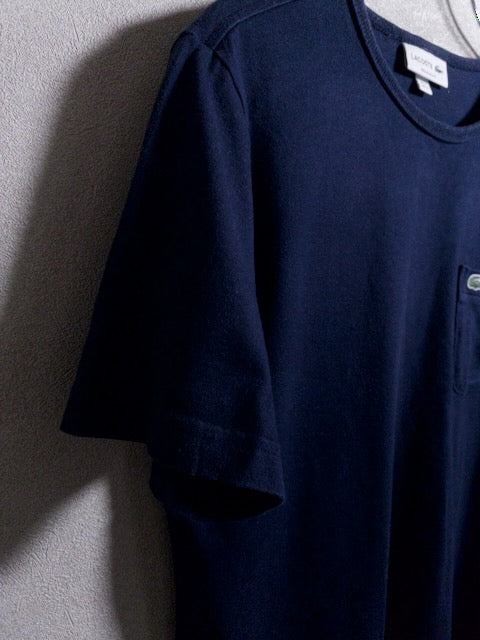 Lacoste - 胸ポケットを配したネイビー半袖Tシャツ