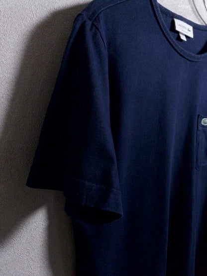 Lacoste - 胸ポケットを配したネイビー半袖Tシャツ