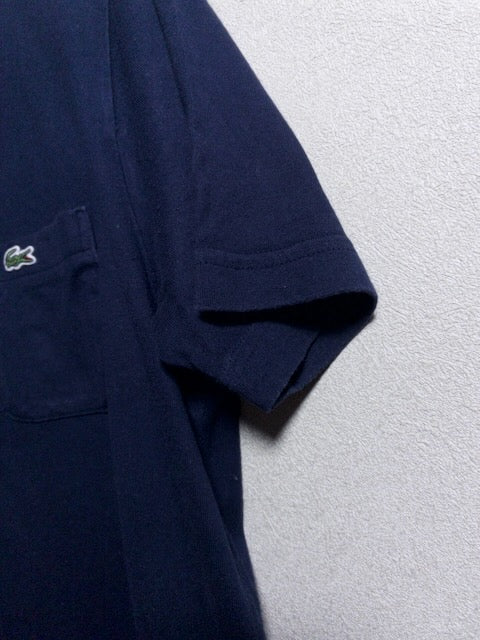 Lacoste - 胸ポケットを配したネイビー半袖Tシャツ