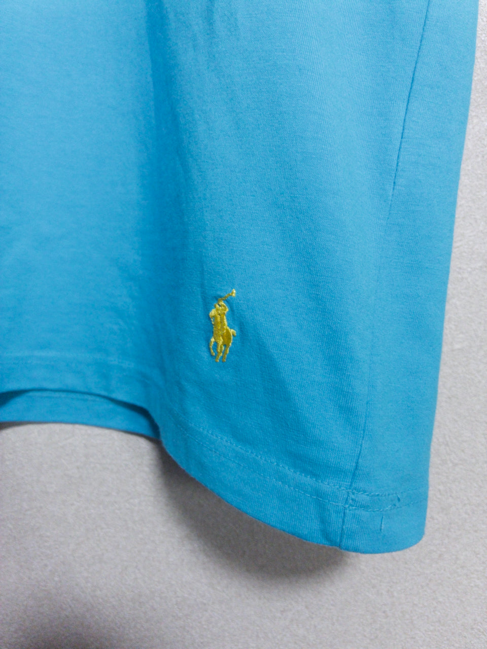 Ralph Lauren - 黄色ポニー刺繍 ライトブルーVネックTシャツ